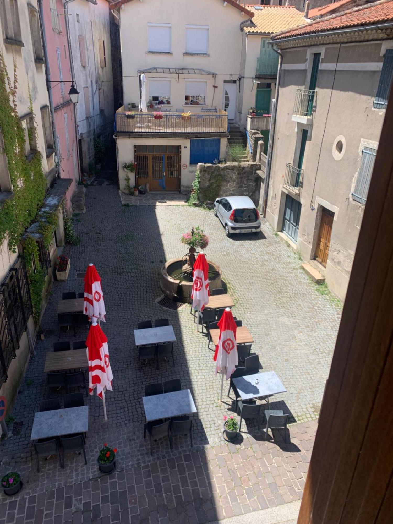 Cafe Du Commerce Genolhac Bagian luar foto