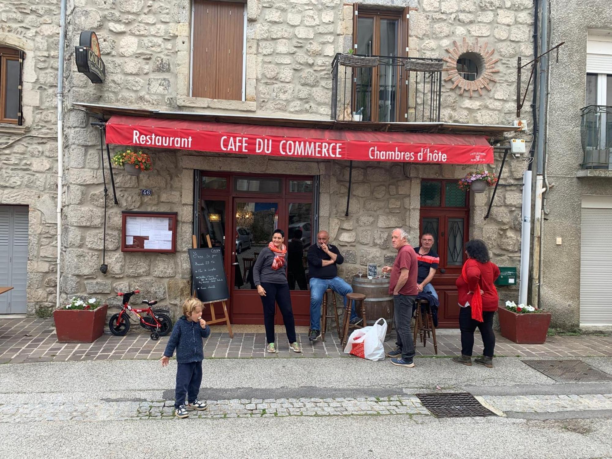 Cafe Du Commerce Genolhac Bagian luar foto