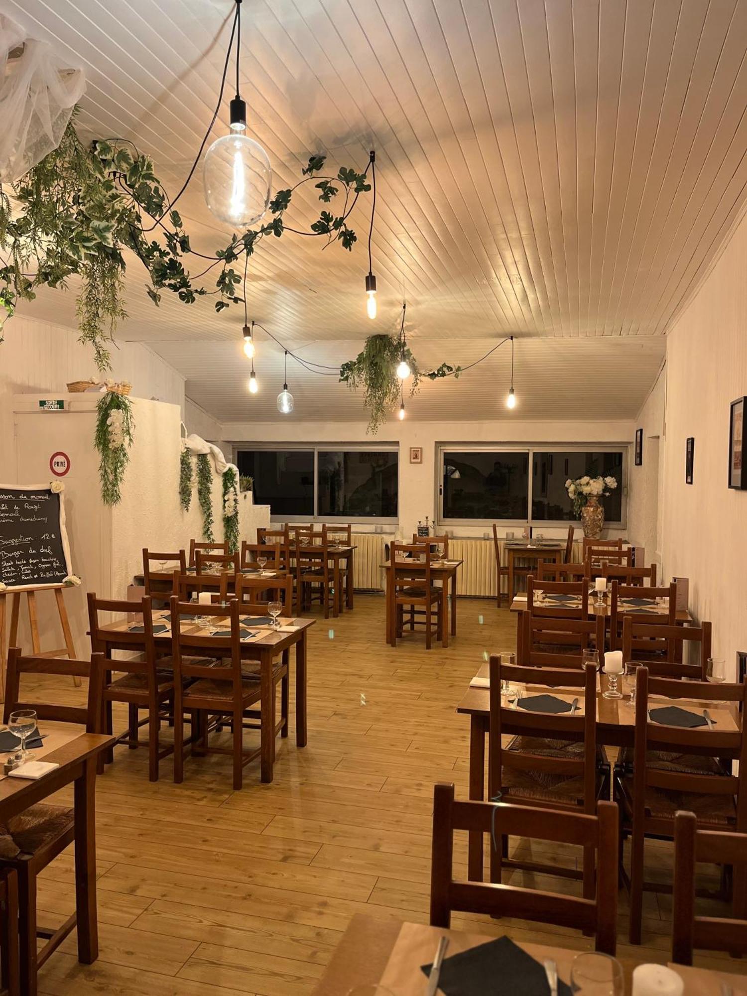 Cafe Du Commerce Genolhac Bagian luar foto